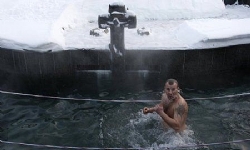 On binlerce Rus buza dalarak günahlardan temizlendi