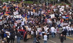 Los Angeles’te Binlerce Ermeni Azerbaycan’ı Protesto Etti