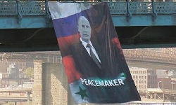 Manhattan Köprüsü`ne Dev Putin`in Posteri Asıldı