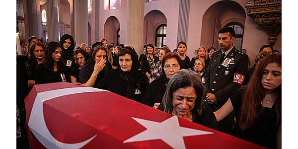 Ermeni Kıbrıs gazisi için kilisede tören