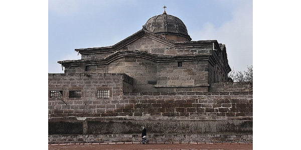 Restorasyona bekleyen Kayseri’deki Surp Krikor Lusavororiç kilisesi ve Sarkis Gümüşyan Okulu