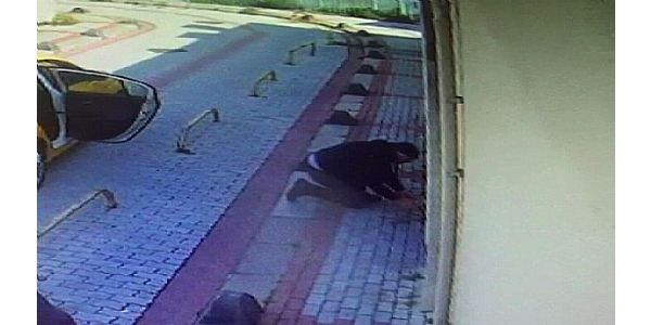 Bakırköy`deki Ermeni kilisesinin kapısını yakmaya çalışan saldırgan tutuklandı