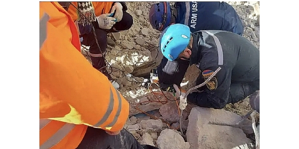 Ermenistan ekibi ve AFAD 8 yaşındaki bir çocuğu enkazdan canlı çıkardı