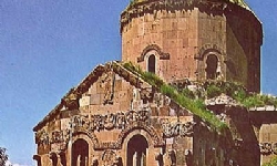 Defineciler Ermeni Kilisesinin Her Tarafını Kazdı