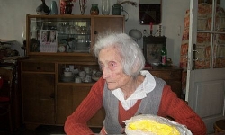 Soykırımı da yaşamış olan Ermenistan’ın en yaşlı bayan ressamı hayata veda etti.