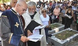 Ermeni Cemaati`nden Mezarlık Ziyareti