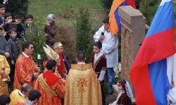 Moskova Katolik Katedralinde Ermeni Soykırımı Kurbanları Anısına Haçkar Dikildi