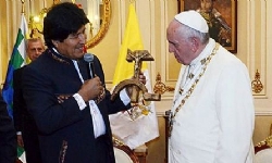 Morales, Papa`ya Orak Çekiç Şeklinde Haç Hediye Etti