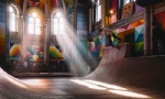 12 Renkli Fotoğrafla 100 Yıllık Bir Kilisenin Graffitilerle Dolu Bir Kayak Pistine Dönüşümü