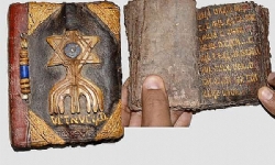 Muğla`nın Seydikemer ilçesinde ceylan derisi üzerine altın yazmalı Tevrat ele geçirildi