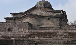 Restorasyona bekleyen Kayseri’deki Surp Krikor Lusavororiç kilisesi ve Sarkis Gümüşyan Okulu