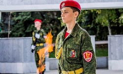 Rusya Savunma Bakanı Ermeni gence gösterdiği cesaret için madalya takdim etti