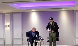 Sarkisyan salonu terk etti