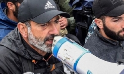 Ermenistan`da Paşinyan gözaltına alındı, binlerce muhalif sokaklara döküldü
