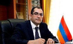 Ermenistan Gençlik ve Spor Bakanı istifa edip protestoculara katıldı