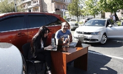 Yerevan’da İT’ciler, ofislerini sokağa taşıyıp protestoya katıldılar
