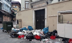 İstanbul’un Kadıköy ilçesinde Surp Takavor Ermeni Kilisesi’nin duvarına yazı yazan ve kapısının önün