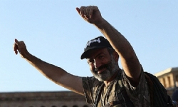 Ermenistan`da tarihi gelişme... Muhalif lider Başbakan seçildi!