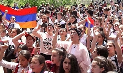 Ermenistan`da öğrenciler eylemde; müdür ve rektörlerin istifasını talep ediyorlar