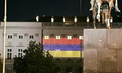 Polonya Cumhurbaşkanlığı Ermenistan bayrağının renkleriyle ışıklandırıldı