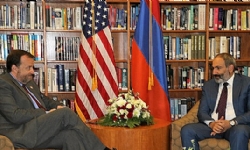 ​Başbakan Paşinyan`dan ABD Büyükelçiliği`ne ziyaret