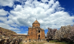 Akhtamar Adası’ndaki Ermeni Surp Haç kilisesinde 3 yıl aradan sonra ayin
