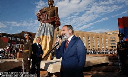 ​Ermenistan Başbakanı Nikol Paşinyan Yerevan’da Aram Manukyan’ın heykelinin açılışını yaptı