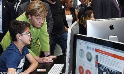 ​Angela Merkel, Yerevan`ın Tumo Yaratıcı Teknolojiler Merkezi`ni ziyaret etti