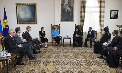 ​Almanya Başbakanı ile Tüm Ermenileri Katolikosu neler konuştu?