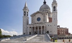 ​İtalya`da sağcı iktidar Müslümanlara kilise sattı