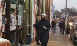 İzmir`de yılbaşını `Noel` sanarak bildiri dağıttı, tepki gördü