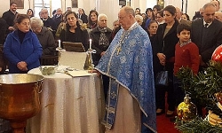 ​İskenderun Ortodoks Kilisesi’ndeki Vaftiz Bayramında Takdis Edilen Sular Cemaate Dağıtıldı