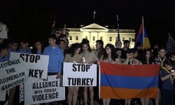 ​Beyaz Saray önünde Ermeni Soykırımı anısına mum yakma töreni düzenlendi