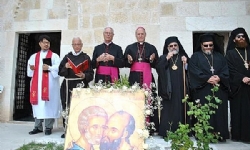 Hatay`da mağara kilisede dünya barışı için dua ettiler