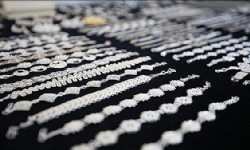 Ustasından kalan yadigar gereçlerle telkari sanatını yaşatıyor