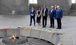 İsrail Ermenistan Büyükelçisi, Ermeni Soykırımı Anıt Kompleksini ziyaret etti