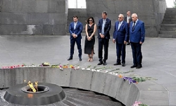 ​Portekiz futbolunun efsanelerinden Nuno Gomes Ermeni Soykırımı anıtını ziyaret etti