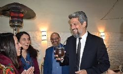 Garo Paylan’ı Uruguay’da tuz ve ekmekle karşıladılar