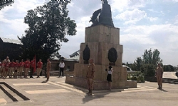 Ermenistan’ın Gyumri şehrinde Rus-Osmanlı savaşında şehit olan Rus askerlerini andılar