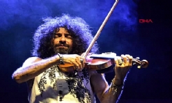 ​Lübnan doğumlu Ermeni sanatçı Ara Malikian, İzmir`de konser verdi