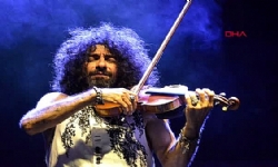 Lübnan doğumlu Ermeni sanatçı Ara Malikian, İzmir`de konser verdi