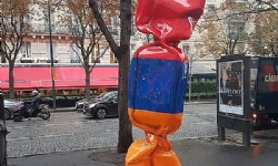 ​Paris’in meşhur caddesini Ermenistan bayrağının renkleriyle şekerleme heykeli süslüyor