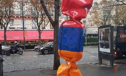 Paris’in meşhur caddesini Ermenistan bayrağının renkleriyle şekerleme heykeli süslüyor