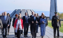​Yunanistan Cumhurbaşkanı Ermeni Soykırımı anıtını ziyaret ederek saygı duruşunda bulundu