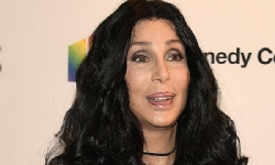 ABD’li ünlü şarkıcı Cher Trump’ı eleştirdi: “Erdoğan sizi satın mı aldı yoksa?”