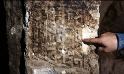 Diyarbakır`da kaya mezarında Süryanice kitabe bulundu