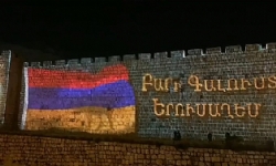 ​İsrail Kudüs surları üzerinde Ermenice yazı yazdırıp Ermenistan bayrağı dalgandırdı