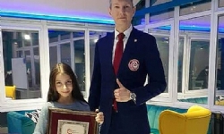 ​12 yaşındaki Ermeni kız Rusya’da rekor kırdı ve en geniş ses diyapazona sahip çocuk olarak tanındı