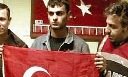 ​Dink`i öldüren Samast’ın bayraklı fotoğrafı jandarma konutanının talimatıyla çeklidi