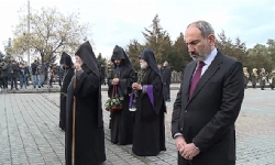 ​Ermenistan Başbakanı Sumgayıt kurbanlarının anısına saygı duruşunda bulundu